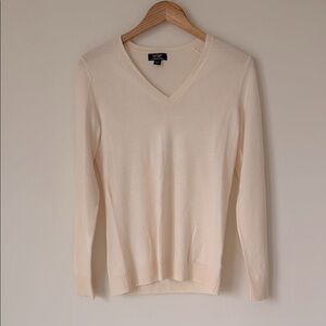 Lord & Taylor | Lightweight Extra Fine Merino V-Neck Sweater in Cream | Size M